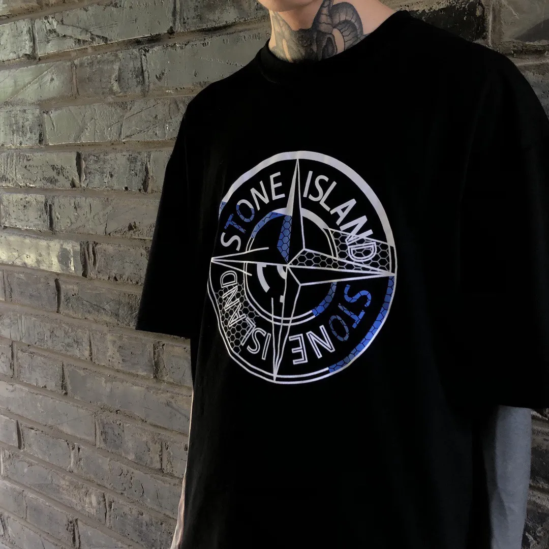 W625#P110💰 [Stone lsland/Stone Island summer new chest broken grid compass printed short-sleeved T-shirt] ⚠️[Original creation, high control of details] - Made of 260 grams of combed cotton, 32 count double yarn, soft and comfortable to the touch, sweat-absorbent and breathable. - Simple, basic and versatile style, original quality, the first choice for couples. - Made in a large factory, four needles and five threads on the shoulder, neatly arranged, high quality workmanship. - Same style for men and women. Very versatile, one piece for everyone, details are clearly visible. Color: Black White Size: M L